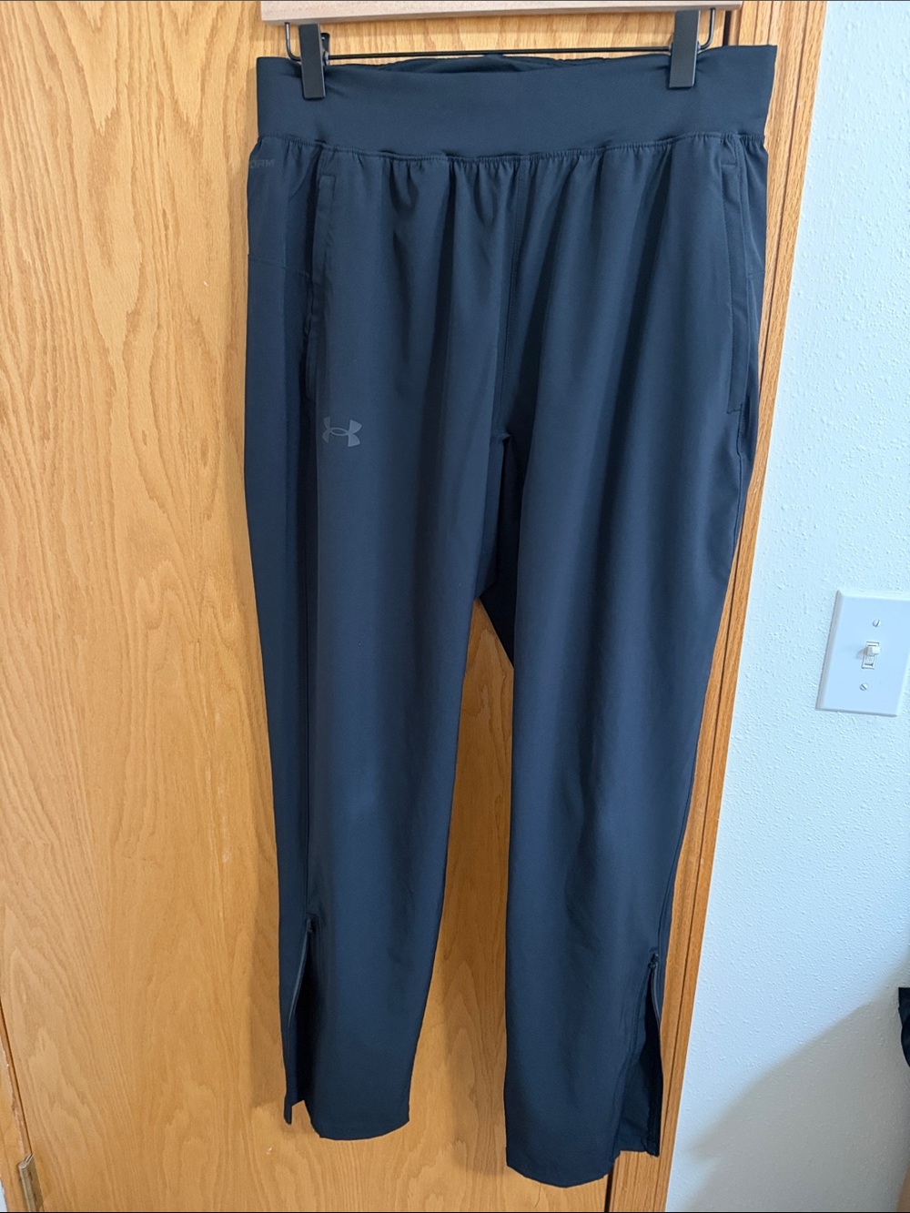 (Worn once)Under Armour Men's Black Athletic Joggers